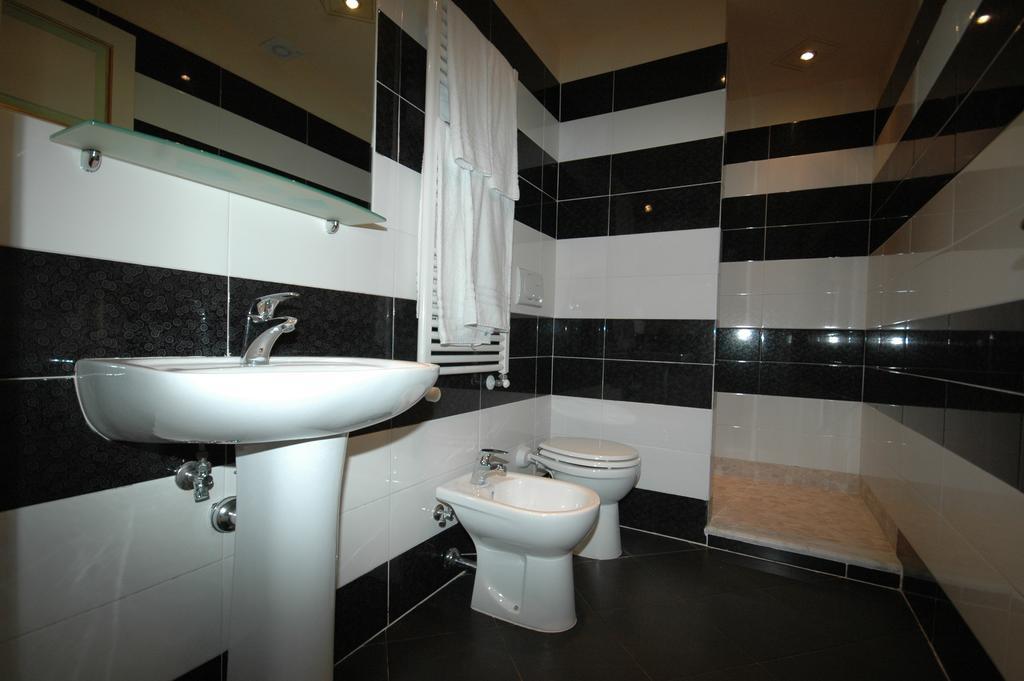 Dimora Dei Guelfi Luxury Rooms 루카 외부 사진
